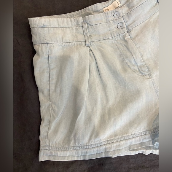 Gentle Fawn pleated light-wash denim shorts - Picture 3 of 12